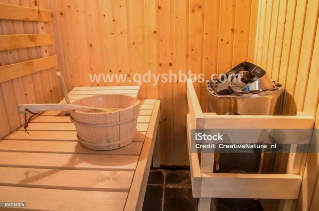 青岛按摩师正在为顾客提供服务