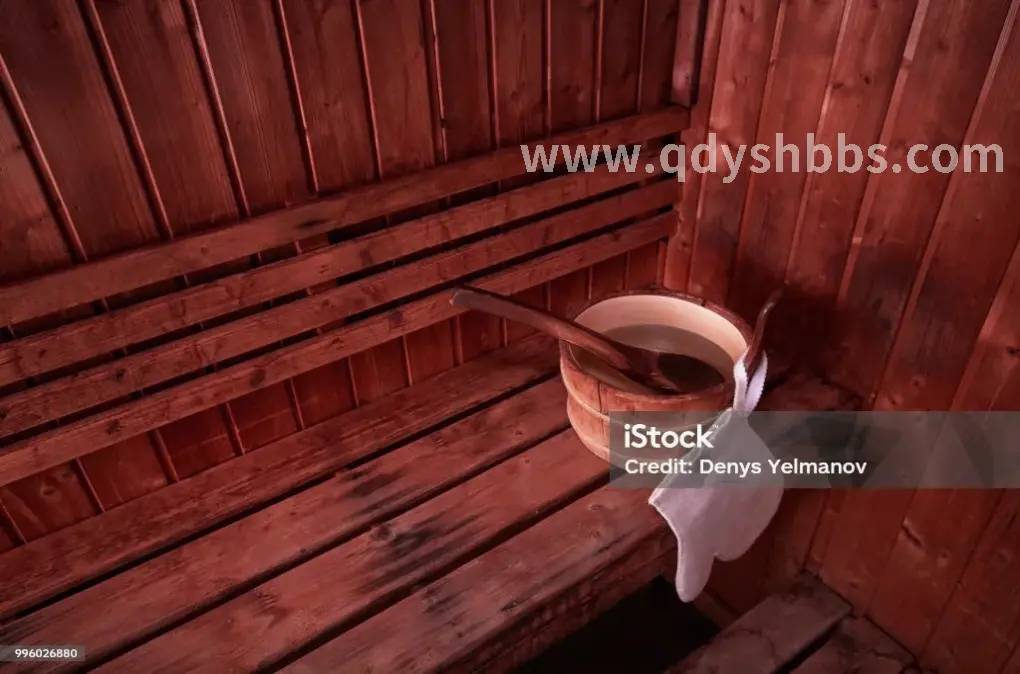 青岛按摩技师在为顾客服务