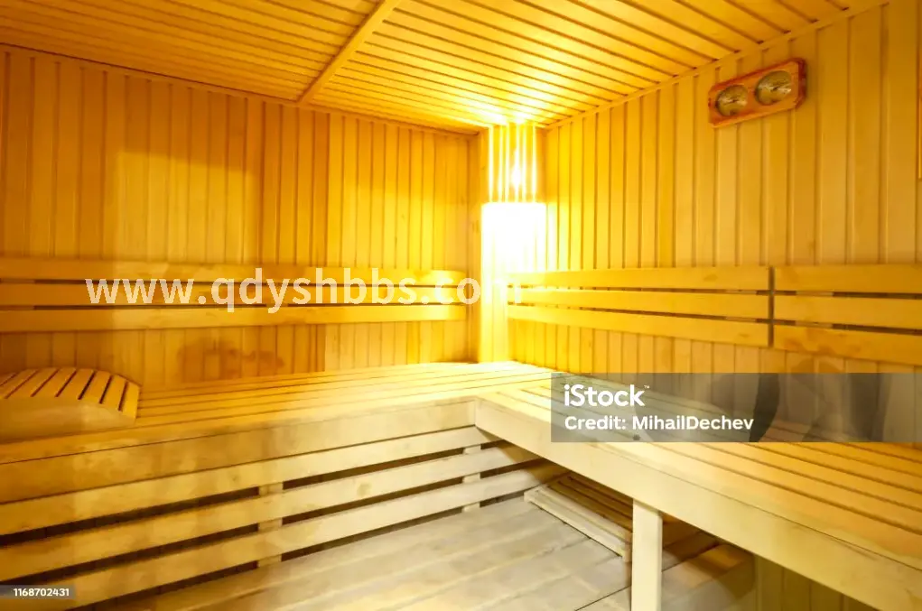 桑拿后放松的身影