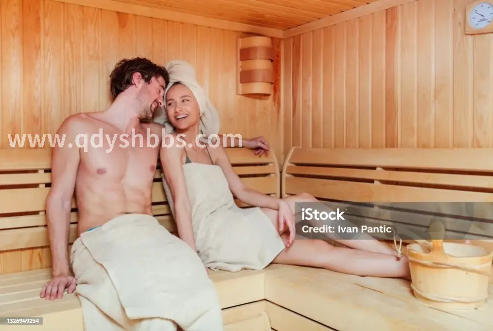 青岛按摩技师正在为顾客进行头部按摩